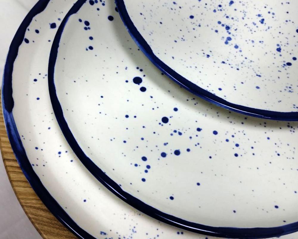 Тарілка керамічна біла в синю краплинку