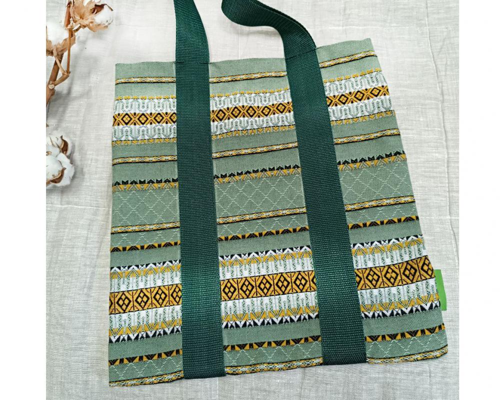 Exquisite shopper with embroidery