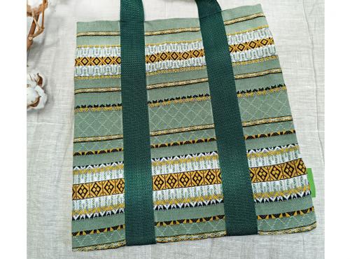 Exquisite shopper with embroidery